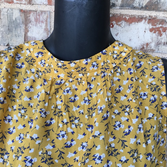 Old navy top sleeveless yellow in color size M - Picture 2 of 7